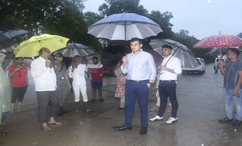 CG : बाढ़ प्रभावित गांवों में पहुंचे सीईओ जयंत नाहटा, ग्रामीणों से सुरक्षित स्थानों पर जाने की अपील …