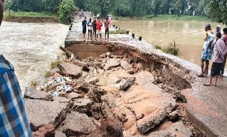 CG : बाढ़ प्रभावित परिवारों की सुरक्षा और सड़कों की बहाली के लिए प्रशासन मुस्तैद …