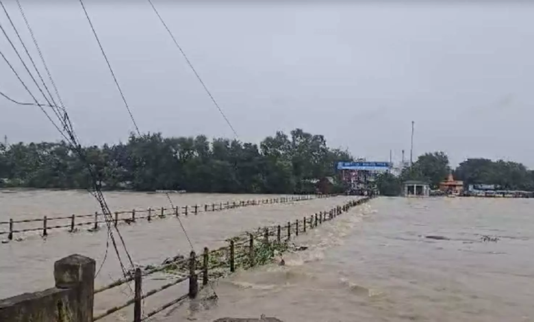 CG : महादेव घाट मार्ग पर बढ़ा जलस्तर, आवागमन बाधित …