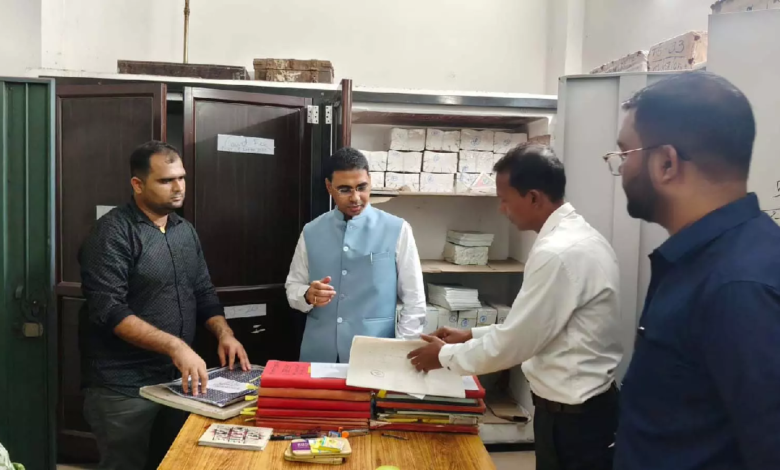 CG : कलेक्टर ने स्ट्रांग रूम एवं अन्य कार्यालयों का किया निरीक्षण …