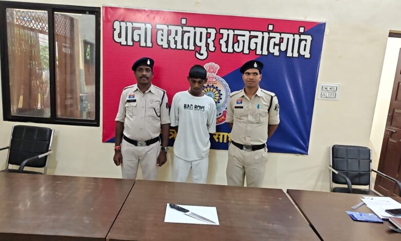 Rajnandgaon : गणेश झांकी से पहले बसंतपुर पुलिस का एक्शन, चाकू लहराने वाला गिरफ्तार; दो असामाजिक तत्व भेजे गए जेल