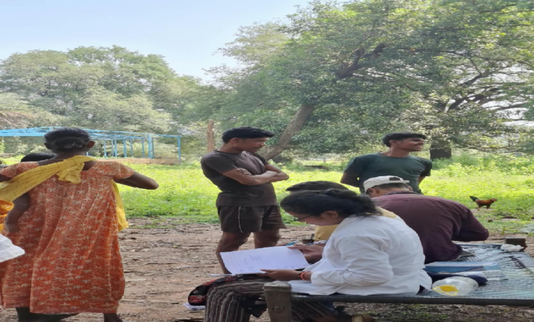 CG : 8 किमी की दुर्गम राह, फिर बेंगपाल में स्वास्थ्य शिविर; 106 ग्रामीणों की हुई जांच