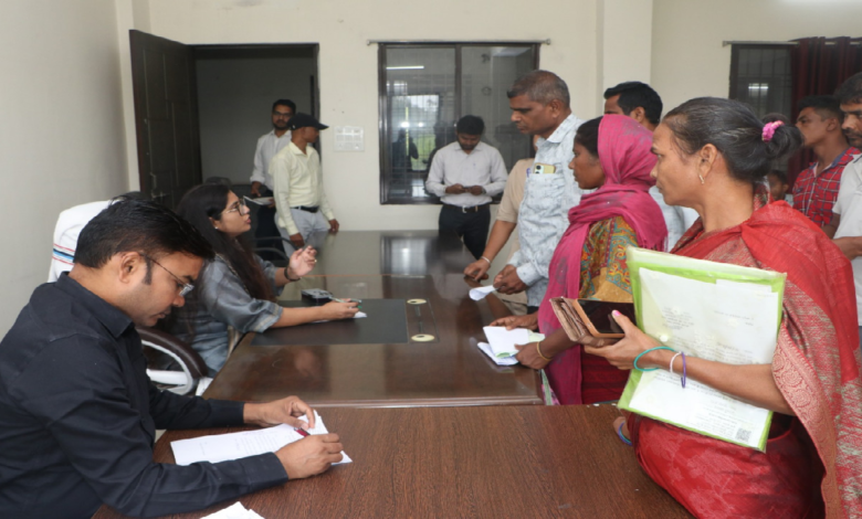 CG : जनकल्याणकारी योजनाओं का लाभ प्रत्येक पात्र नागरिक तक पहुंचाना सुनिश्चित करें-कलेक्टर