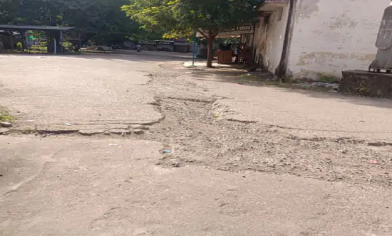 राजनांदगांव : जनपद कार्यालय के सामने सड़क बदहाल, मरम्मत करने की जरूरत…