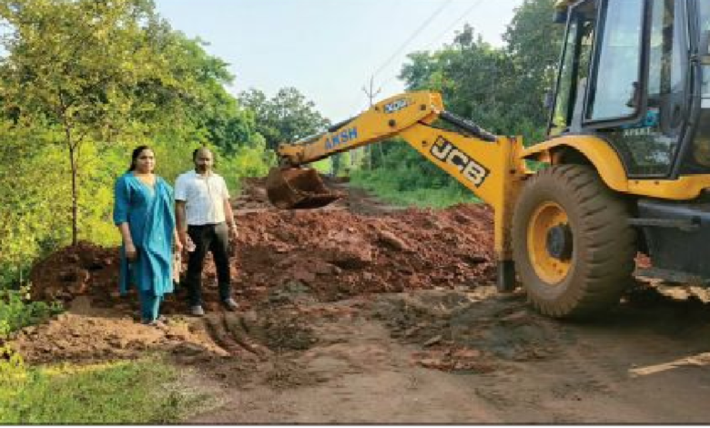 राजनांदगांव : प्रशासन की कार्रवाई दूसरी बार अतिक्रमण कर बनाए गए मार्ग को जेसीबी से खोदा गया...