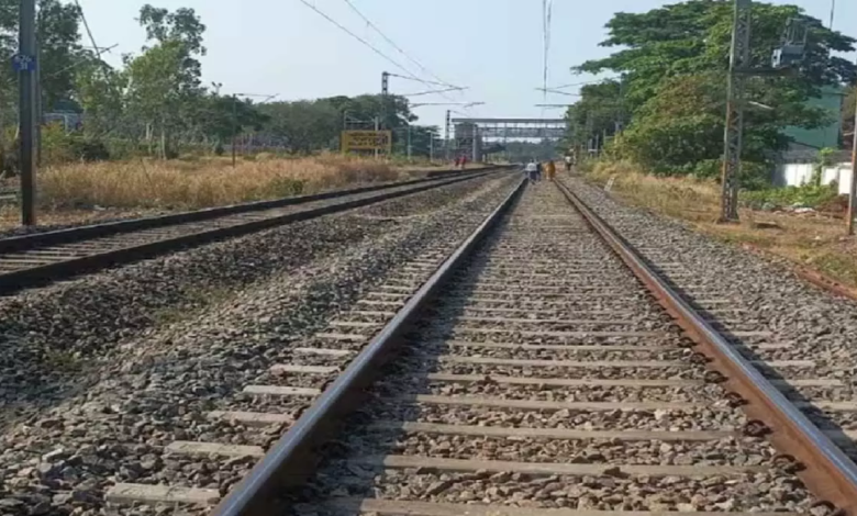 CG : ट्रेन में चढ़ते समय दर्दनाक हादसा, पटरियों पर गिरे लोको पायलट के दोनों पैर कटे, मौत…