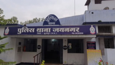 CG : मां-बेटे की संदिग्ध मौत से सनसनी, अलग-अलग जगह मिले दोनों के शव, मौके पर जुटी भीड़…