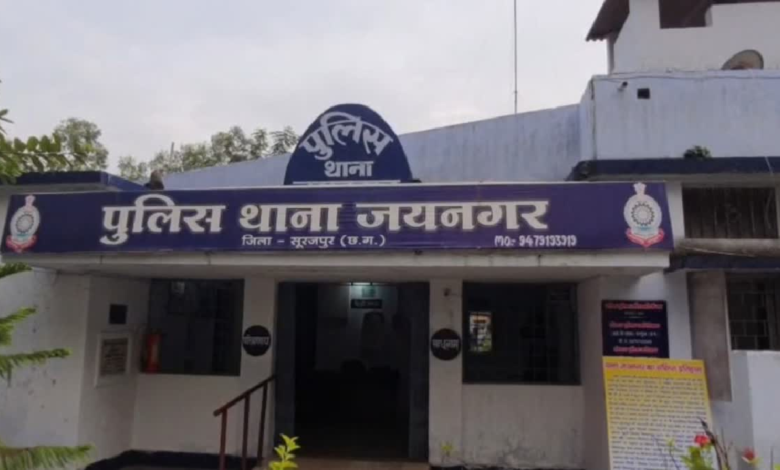 CG : मां-बेटे की संदिग्ध मौत से सनसनी, अलग-अलग जगह मिले दोनों के शव, मौके पर जुटी भीड़…