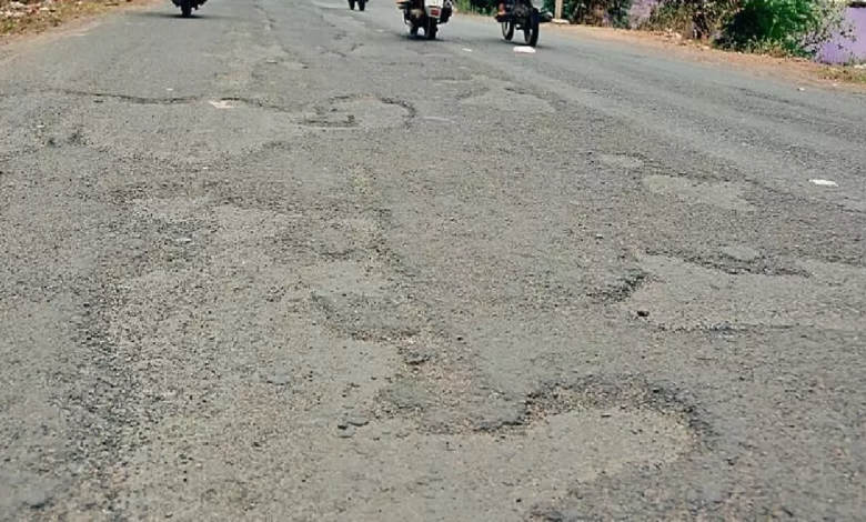 राजनांदगांव : लखोली नाका से कन्हारपुरी जाने वाली सड़क जर्जर, राहगीर परेशान...