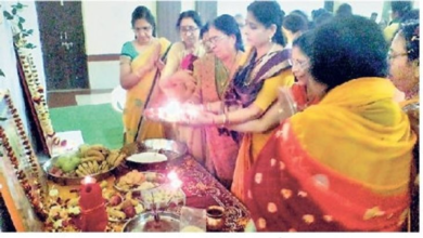 राजनांदगांव : कस्तूरबा और आराधना मंडल की महिलाओं ने पीड़ित की मदद के लिए बढ़ाए हाथ...