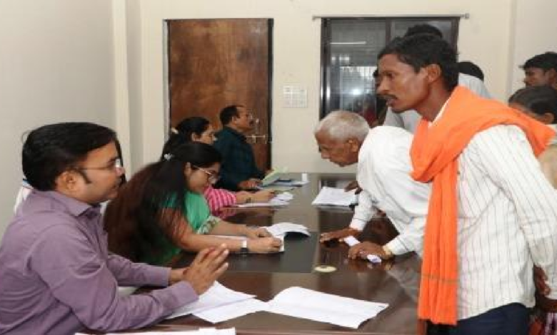 CG : साप्ताहिक जनदर्शन में कलेक्टर ने सुनी आमजनों की समस्याएं...