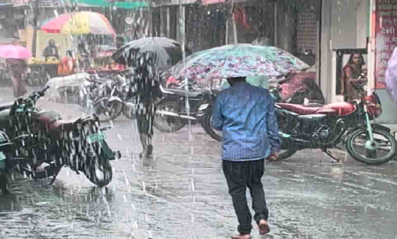 राजनांदगांव : अचानक बदला मौसम, दोपहर में 45 मिनट तक हुई तेज बारिश...