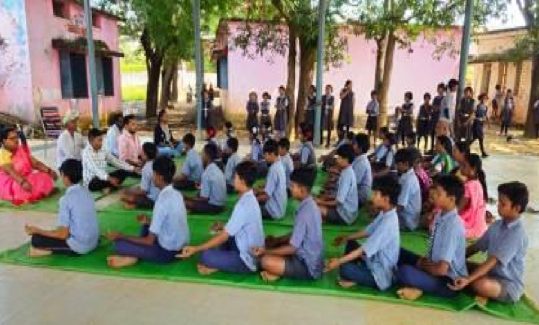 राजनांदगांव : स्वास्थ्य का नया संदेश : घोरतलाव स्कूल में योग और ध्यान शिविर का सफल आयोजन...