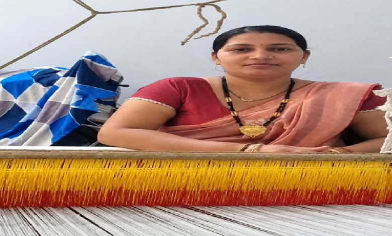 राजनांदगांव : नए उन्नत करघे मिलने से टोकेश्वरी साहू को बुनाई कार्य में मिली सहूलियत...