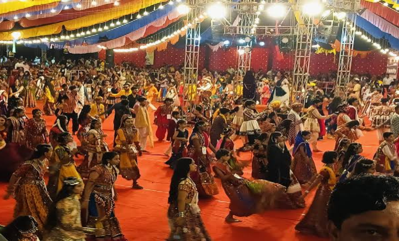 राजनांदगांव : महावीर स्मार्ट सिटी में गरबा की धूम, देर रात तक थिरके कॉलोनीवासी...