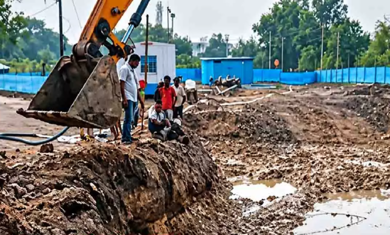 CG : JCB से खुदाई के दौरान टूटी मेन पाइपलाइन, 4 वार्डों में जलसंकट से मचा हाहाकार...