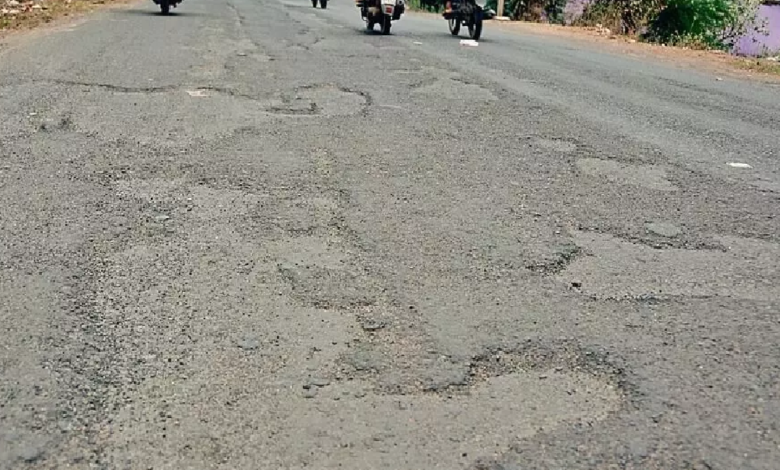 राजनांदगांव : कन्हारपुरी जाने वाली सड़क जर्जर, राहगीरों को आवागमन में हो रही परेशानी...