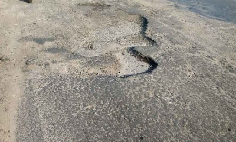 राजनांदगांव : नए बीईओ कार्यालय के सामने गड्ढे से आवाजाही मुश्किल, लोग हो रहे परेशान...