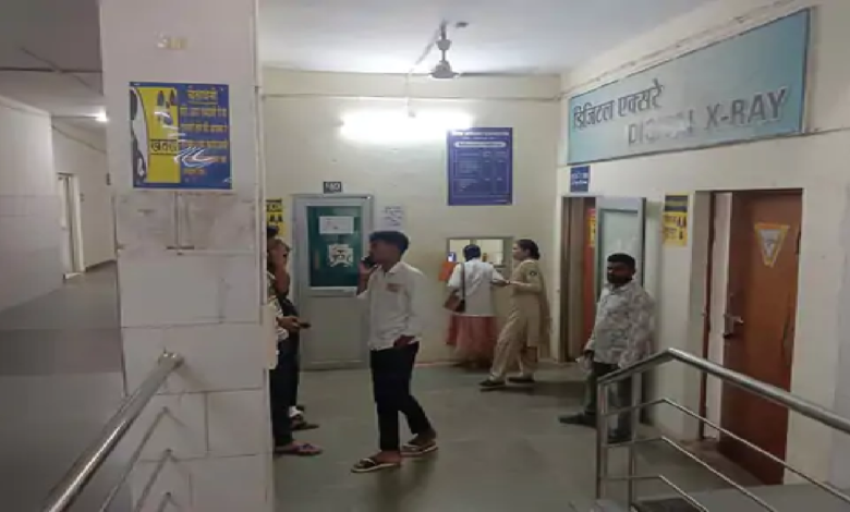 राजनांदगांव : जिला अस्पताल में एक्स-रे विभाग के पास कुर्सियां लगाने की जरूरत...
