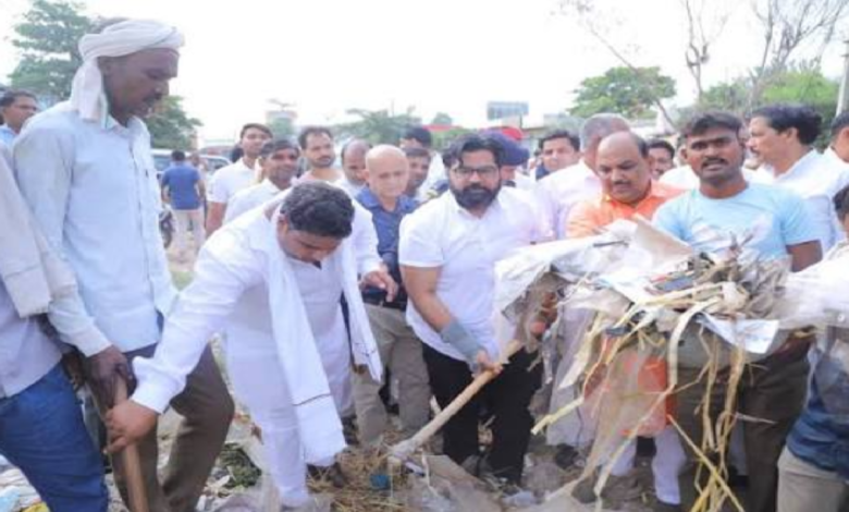 CG : जिला पंचायत परिसर में गूंजा स्वच्छता का संदेश, ‘एक दिन-एक घंटा-एक साथ’ थीम पर हुआ श्रमदान…