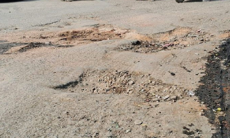 राजनांदगांव : सर्विस लेन पर हुए गड्ढों की मरम्मत नहीं, हादसे का डर…