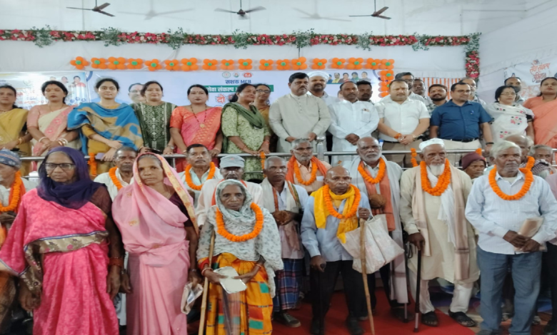 CG : मेगा स्वास्थ्य शिविर में बुजुर्गों का सम्मान, बांटे सहायक उपकरण