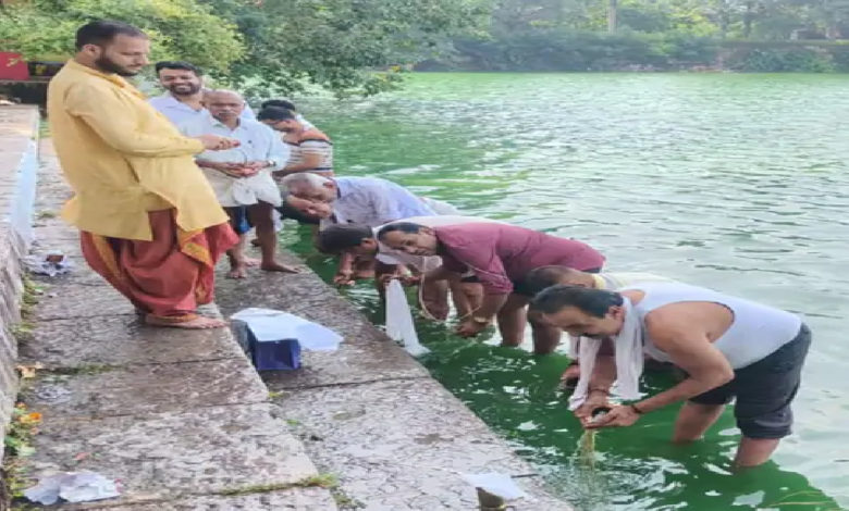 राजनांदगांव : अपने पितरों को याद कर लोगों ने दिया तर्पण…