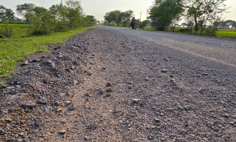 राजनांदगांव : 400 करोड़ की सड़कों पर क्वालिटी ताक पर पहली ही लेयर में उखड़ी गिट्टी, बेस भी धंस रहा…