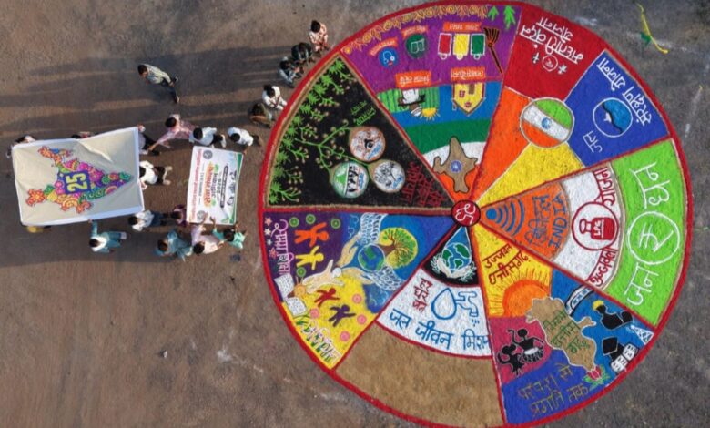 राजनांदगांव : विशाल रंगोली में दिखी जनकल्याणकारी योजनाओं और विकसित भारत की झलक...