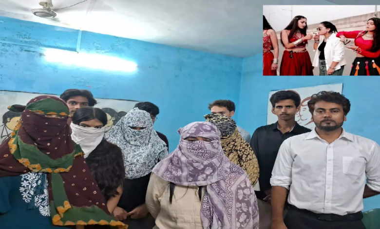 CG : गरबा ड्रेस में सिगरेट पीते और पिस्टल दिखाते नजर आईं युवतियां, 9 गिरफ्तार …