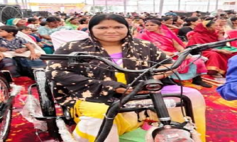 CG : मोटराइज्ड ट्राइसाइकिल से सफुरा बाई के लिए आसान हुआ सफर, दूसरों पर निर्भरता कम …