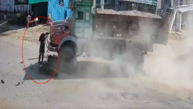 मौत को सामने देख नहीं घबराई युवती, ट्रक का बंपर पकड़कर बची जिंदगी …