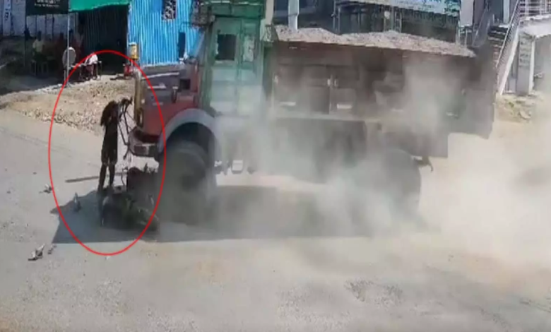 मौत को सामने देख नहीं घबराई युवती, ट्रक का बंपर पकड़कर बची जिंदगी …