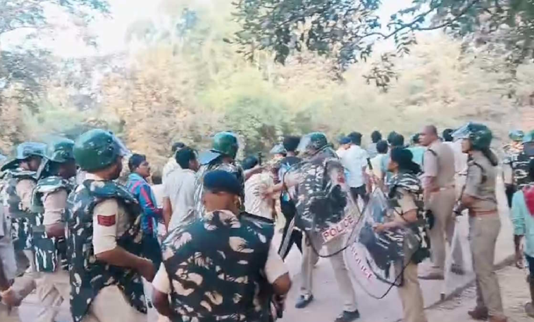 CG : गर्मी से पहले गहराया जल संकट, पीने के पानी के लिए प्रदर्शन कर रहे ग्रामीणों को पुलिस ने उठाया …