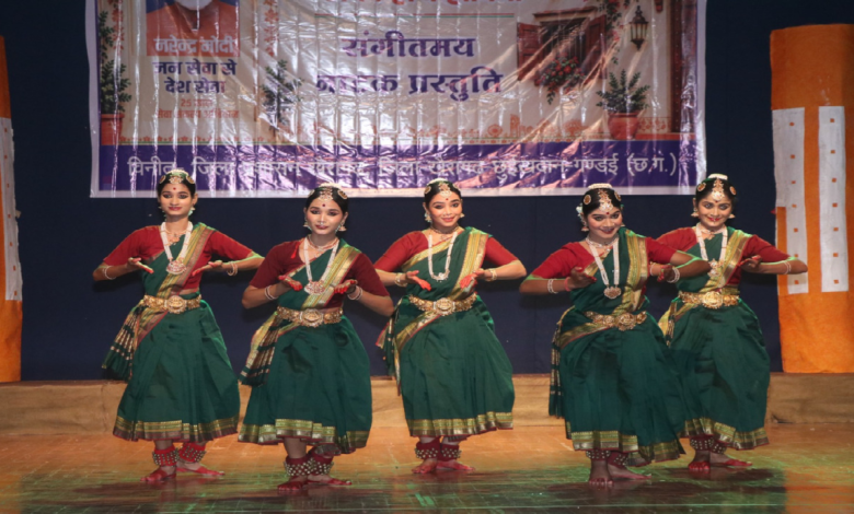 इंदिरा कला संगीत विश्वविद्यालय खैरागढ़ में ‘नमो सेवा– अनकही कहानियां’ का जिला स्तरीय भव्य नाट्य मंचन ...