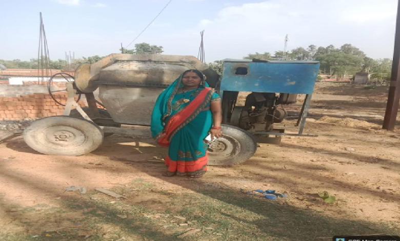 CG : सेंट्रिंग प्लेट, टेंट हाउस, ट्रैक्टर एवं मिक्सर मशीन का संचालन कर रहीं हैं सुमित्रा …