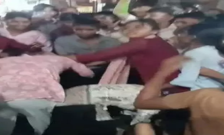 CG : रायपुर में लड़कियों की लड़ाई , छुड़ाने पहुंचे आसपास के लोग …
