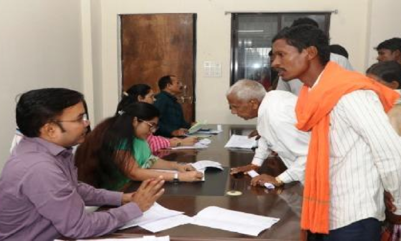 CG : साप्ताहिक जनदर्शन में कलेक्टर ने सुनी आमजनों की समस्याएं ….