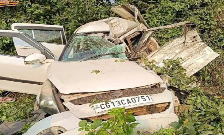 राजनांदगांव : छत्तीसगढ़ से झारखंड जा रहा था परिवार, एक्सीडेंट में तीन जिंदगियां खत्म, मासूम सुरक्षित …
