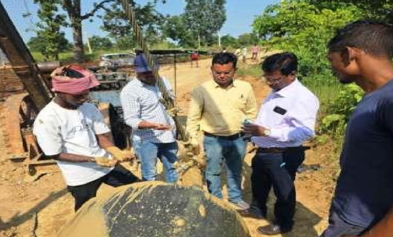 CG : प्रधानमंत्री ग्राम सड़क योजना के कार्यों का अधीक्षण अभियंता ने किया सघन निरीक्षण …