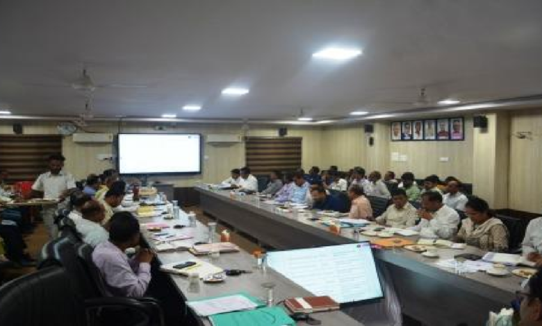 CG : समय-सीमा की बैठक: सरकारी योजनाओं की समीक्षा, लंबित मामलों को जल्द निपटाने के सख्त निर्देश …