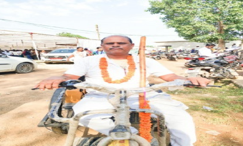 CG : मोटराइज्ड ट्राइसाइकिल मिलने से विजय कुमार की राह हुई आसान …