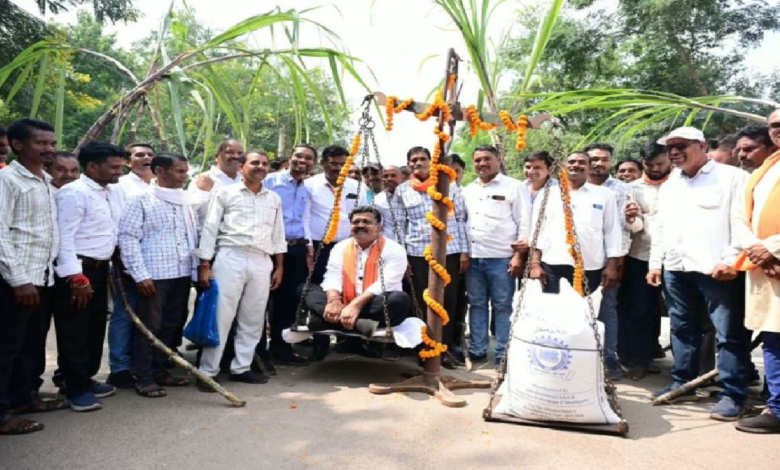 CG : गन्ना किसानों ने विजय शर्मा को शक्कर की बोरियों से तौलकर जताया आभार …