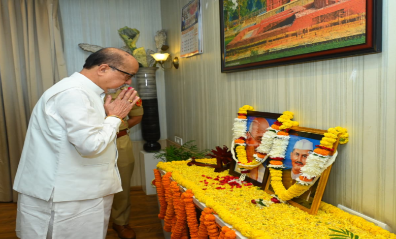 राज्यपाल रमेन डेका ने महात्मा गांधी एवं लाल बहादुर शास्त्री को श्रद्धा सुमन अर्पित किए ...