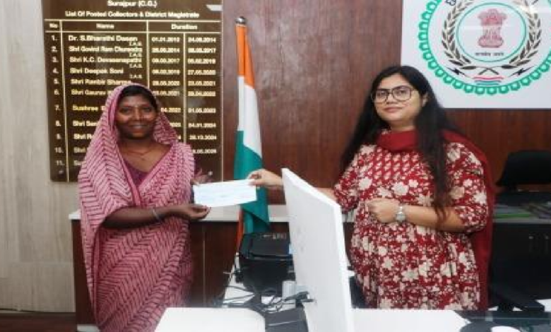 CG : सक्षम योजना से आत्मनिर्भरता की ओर बढ़े कदम, कलेक्टर ने तीन महिलाओं को प्रदान किया 40-40 हजार रुपये का चेक …