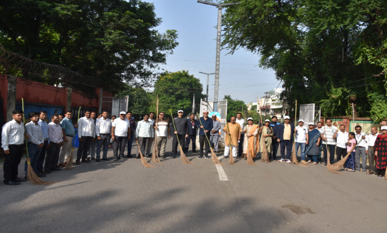 राज्यपाल डेका ने गांधी जयंती पर की साफ-सफाई ...