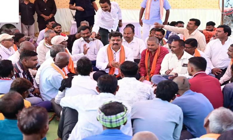 CG : एक शिकायत पर एक्शन में आए डिप्टी CM, जमीन पर बैठकर सुनी ग्रामीणों की समस्या, सड़क उखाड़कर दोबारा बनाने के निर्देश …