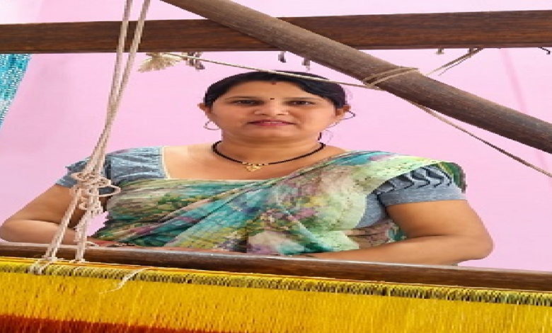 राजनांदगांव : बुनकर आवास सह वर्कशेड योजना से लोकेश्वरी साहू को पक्का आवास बनाने के लिए मिली आर्थिक सहायता …
