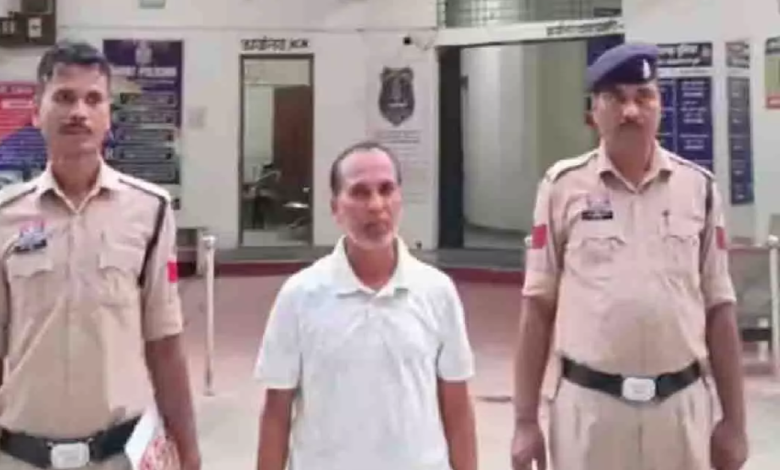 CG : ऋषि-मुनियों पर आपत्तिजनक पोस्ट! आरोपी शिक्षक पुलिस को देखकर की भागने की कोशिश …