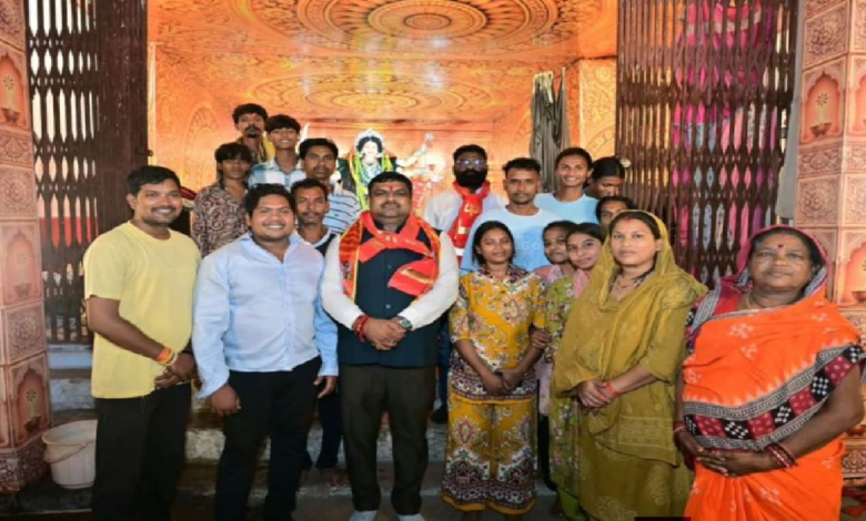 CG : नवयुवक उत्कल दुर्गा उत्सव समिति के पंडाल में पहुंचे शिक्षा मंत्री यादव …